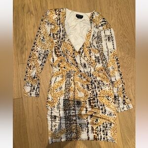 Bebe chain print surplice long sleeve dress with padded shoulders size small